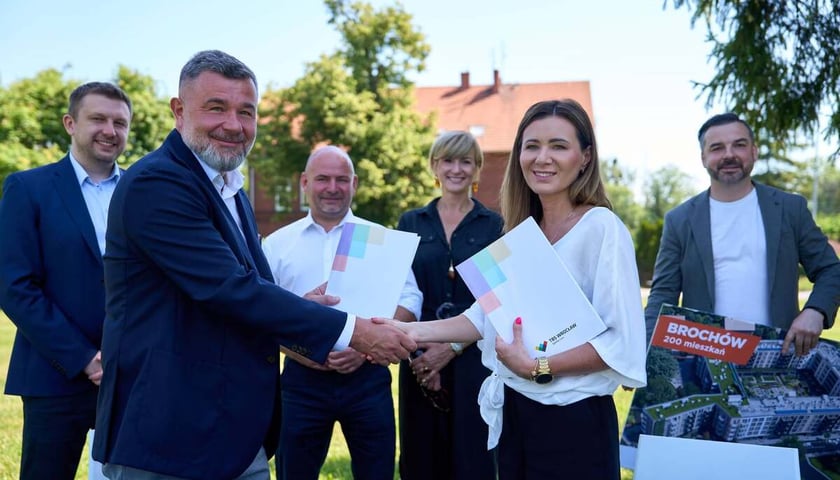 Podpisanie umowy na budowę kompleksu TBS Wrocław na Brochowie. Od prawej: Iwona Gosa, Prezes Zarządu TBS Wrocław, Piotr Kledzik, Prezes Zarządu PORR S.A.