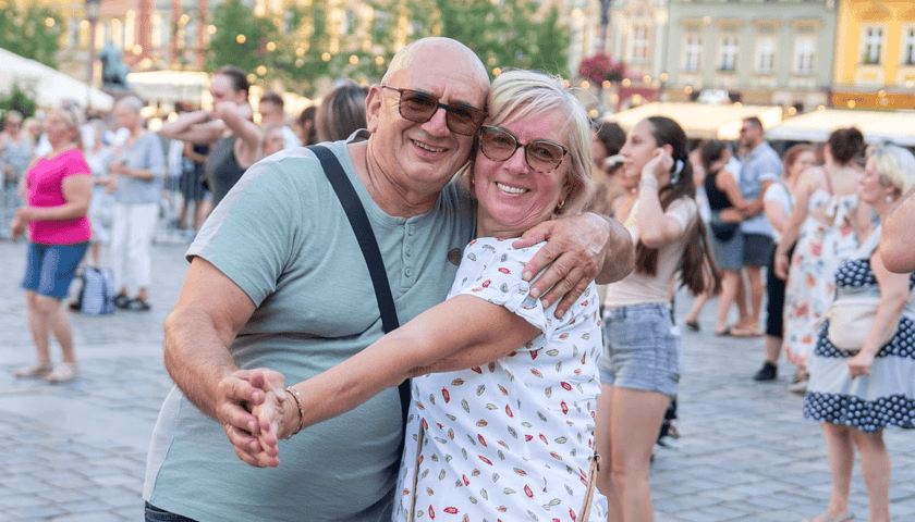 Obejmujący się kobieta i mężczyzna. Uczestnicy Wrocławskiej Potańcówki w Rynku - 27.06.2026 r.