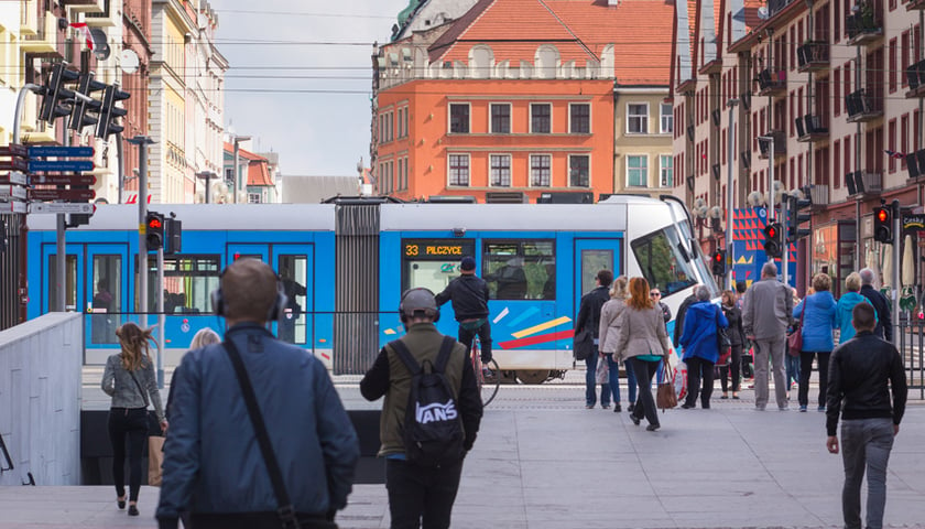 5 października - wymiana zwrotnicy przy przystanku "Kwiska" na ulicy Legnickiej