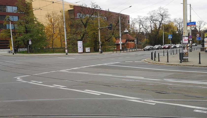 16 listopada - przebudowa torowiska na skrzyżowaniu ulic: Sądowa i Podwale