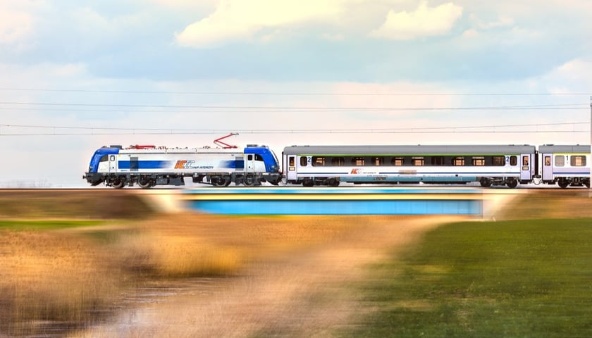 Pociąg PKP IC jedzie przez pola