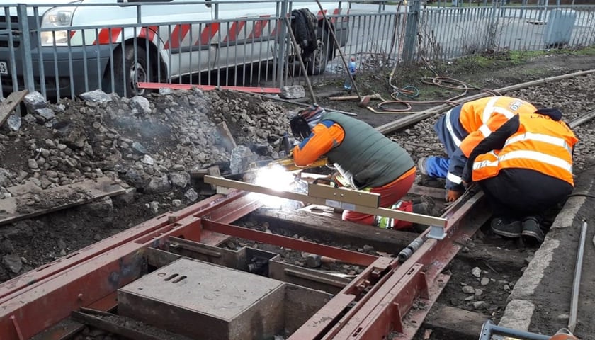 26 marca - wymiana zwrotnicy tramwajowej na ulicy Teatralnej.