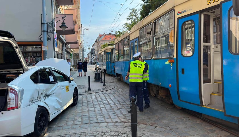 Uszkodzona taksówka i tramwaj na ul. Szewskiej. Z powodu wypadku zmieniono trasy tramwajów, 29.06.2026 r.