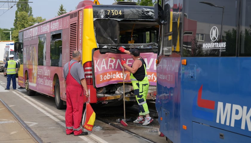 Zderzenie tramwaju z autobusem na TAT na ul. Strzegomskiej. Na zdjęciu rozbity autobus i uszkodzony tramwaj