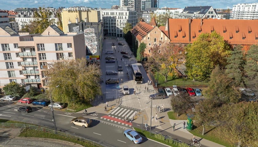 Wizualizacja przedstawia przebieg planowanej drogi rowerowej w rejonie ul. Cieszyńskiego i Nowy Świat. Na grafice widoczny jest przejazd rowerowy, który łączy nową drogę rowerową z tzw. rowerową ulicą (jezdnia współdzielona przez rowerzystów i samochody).