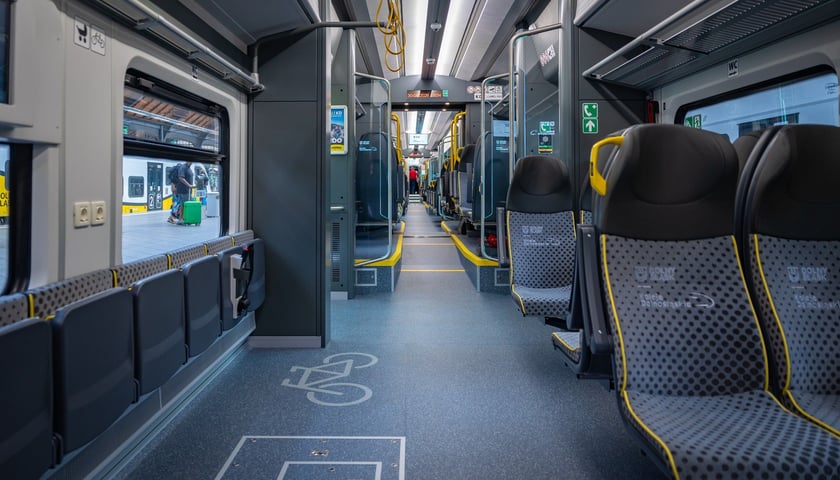 100. pociąg Kolei Dolnośląskich - Pesa Elf 48WEc-064 - na dworcu Wrocław Główny
