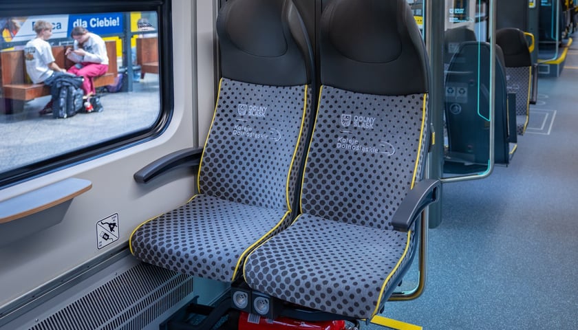 100. pociąg Kolei Dolnośląskich - Pesa Elf 48WEc-064 - na dworcu Wrocław Główny