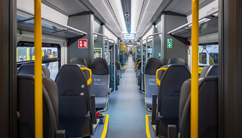 100. pociąg Kolei Dolnośląskich - Pesa Elf 48WEc-064 - na dworcu Wrocław Główny