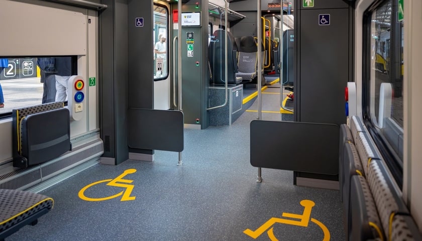 100. pociąg Kolei Dolnośląskich - Pesa Elf 48WEc-064 - na dworcu Wrocław Główny
