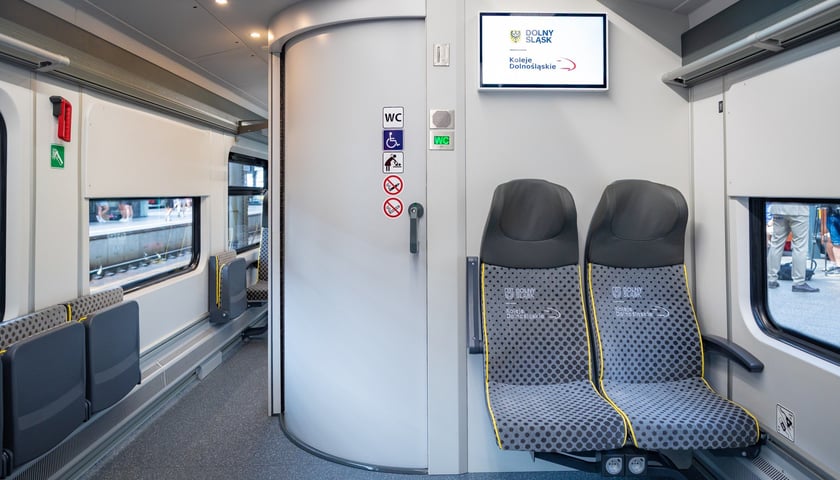 100. pociąg Kolei Dolnośląskich - Pesa Elf 48WEc-064 - na dworcu Wrocław Główny