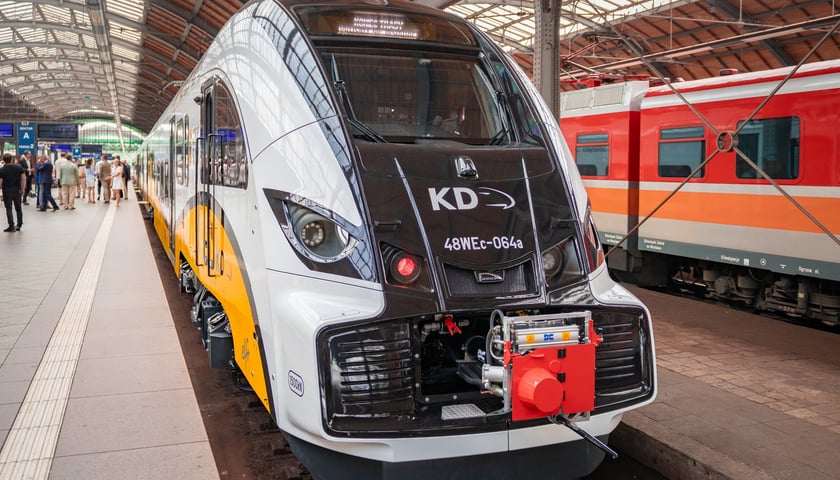 100. pociąg Kolei Dolnośląskich - Pesa Elf 48WEc-064 - na dworcu Wrocław Główny
