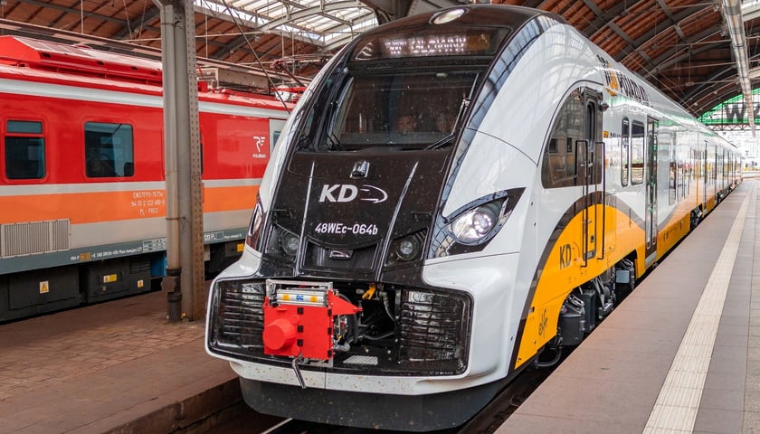 100. pociąg Kolei Dolnośląskich - Pesa Elf 48WEc-064 - na dworcu Wrocław Główny