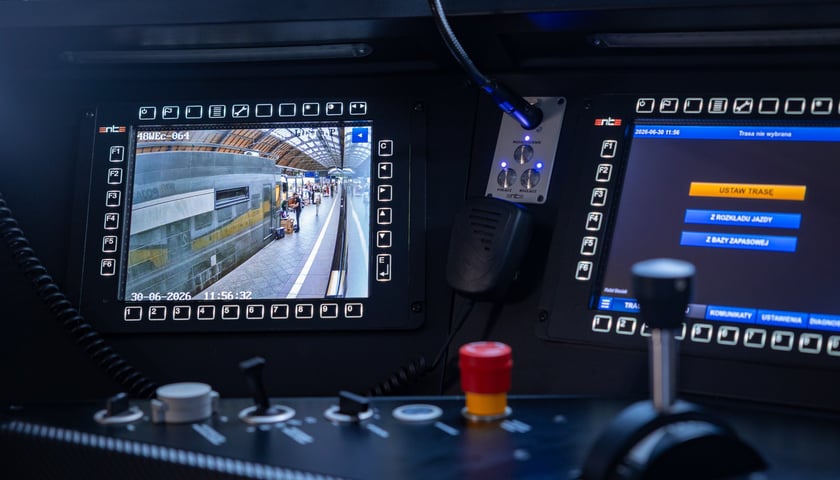 100. pociąg Kolei Dolnośląskich - Pesa Elf 48WEc-064 - na dworcu Wrocław Główny
