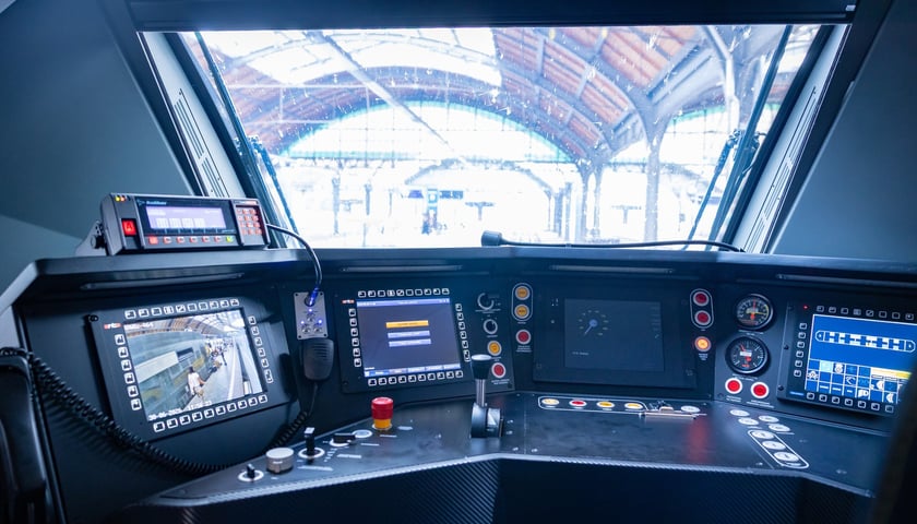 100. pociąg Kolei Dolnośląskich - Pesa Elf 48WEc-064 - na dworcu Wrocław Główny