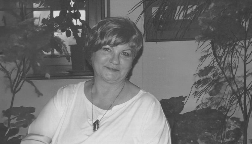 Prof. Irena Kamińska - Szmaj,  językoznawczyni z Uniwersytetu Wrocławskiego. Na czarno-białym zdjęciu uśmiechnięta kobieta