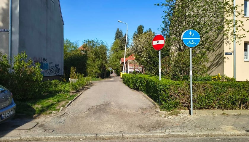 Fragment ul. Boznańskiej przy skrzyżowaniu z ul. Kotsisa - stan przed remontem.