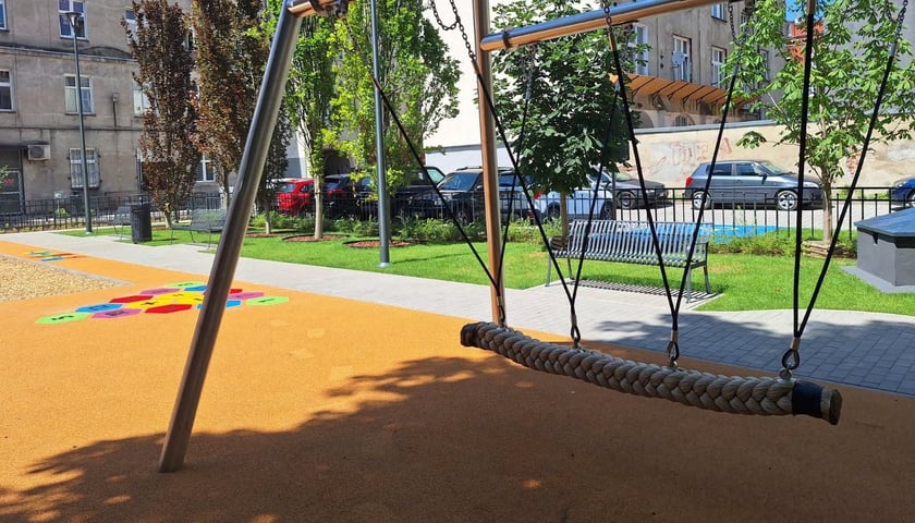 Huśtawka z plecioną belką ze sznura