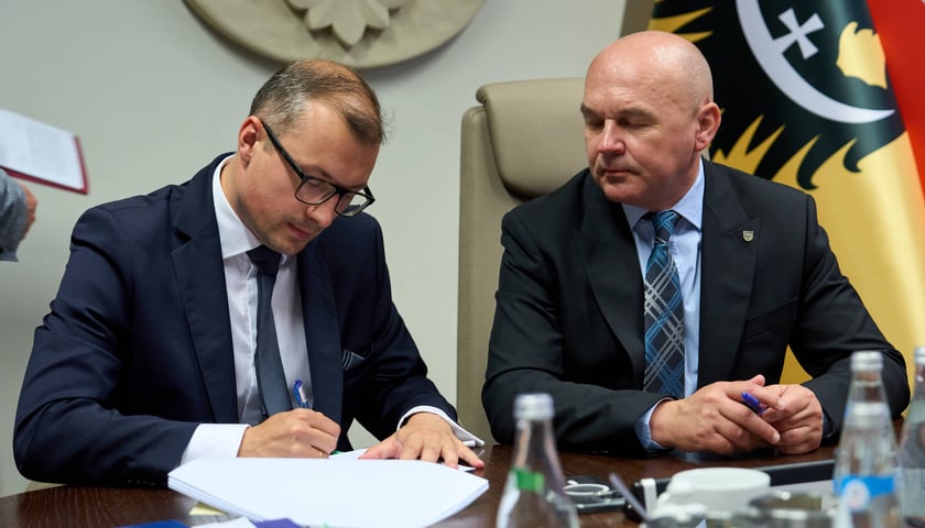 Przy stole umowę podpisują: Mateusz Żak (wiceprezydent Wrocławia) i Wojciech Bochnak (wicemarszałek Dolnego Śląska)