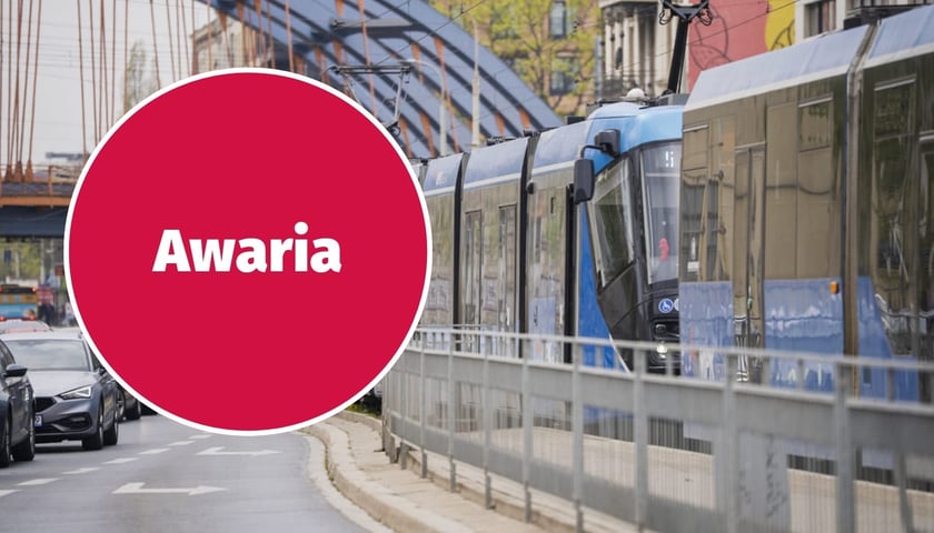zdjęcie ilustracyjne: duży napis "awaria", w tle stojące tramwaje