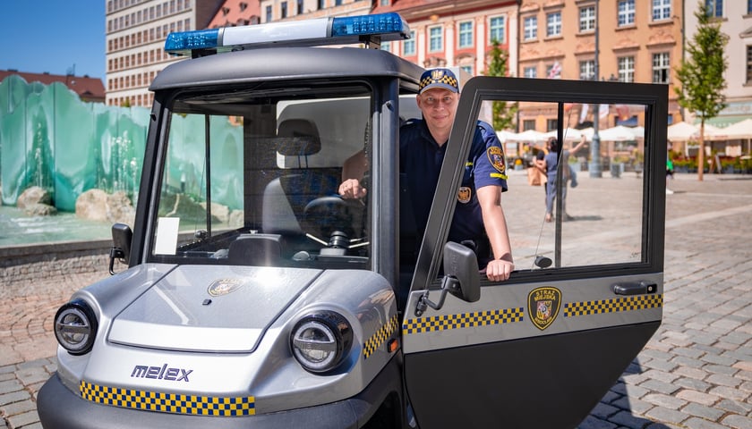 Aplikant Piotr Gieroń w nowym pojeździe Straży Miejskiej Wrocławia