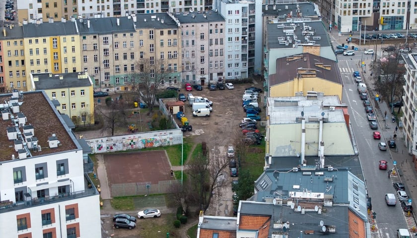 Podwórko w kwartale ulic: Kościuszki, Pułaskiego, Komuny Paryskiej oraz Prądzyńskiego