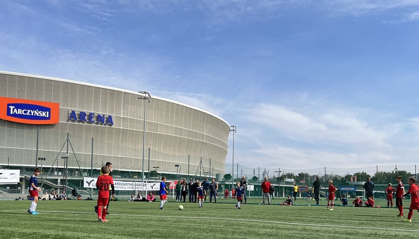 Grają na boisku przy stadionie Tarczyński Arena