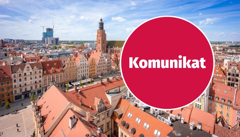 Panorama Wrocławia, napis komunikat na czerwonym tle. Urząd Miejski Wrocławia ostrzega przed fałszywymi kurierami