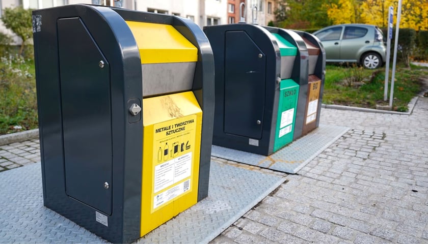 pojemniki na odpady segregowane / zdjęcie ilustracyjne