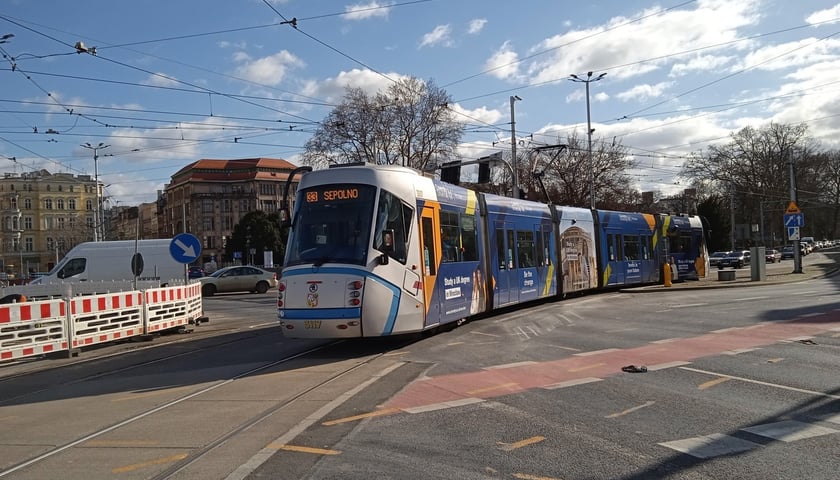 Od soboty 26 marca tramwaje wracają na ul. ruską. Na zdjęciu tramwaj na pl. Jana Pawła II 