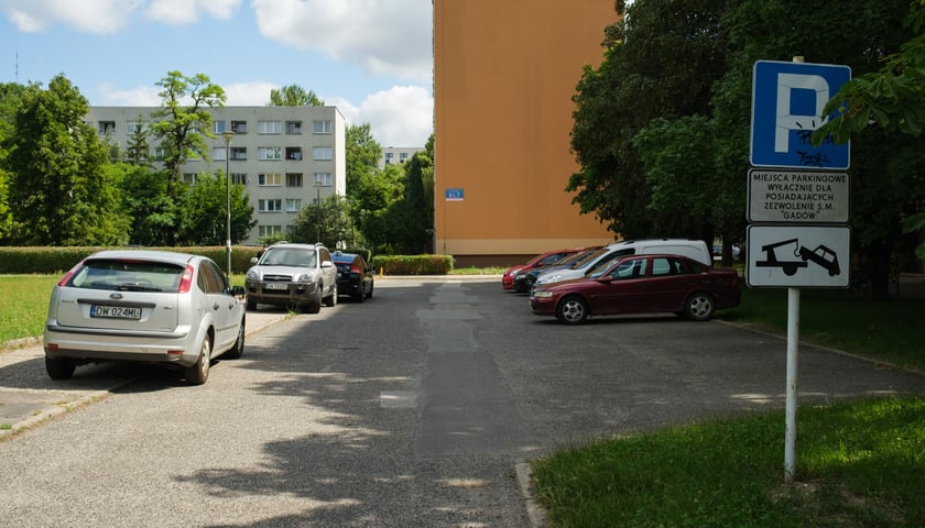Sprawdziliśmy, jak wygląda sytuacja parkingowa na Gądowie miesiąc po wprowadzeniu płatnego parkowania przy Magnolii