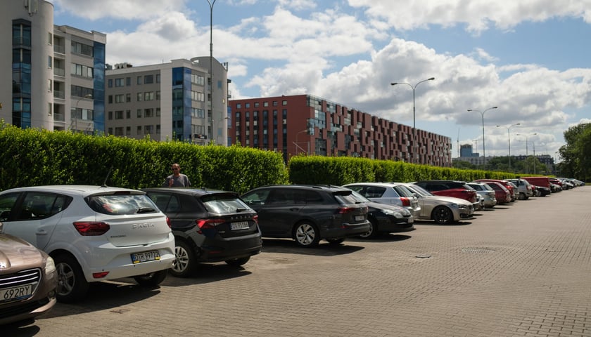 Sprawdziliśmy, jak wygląda sytuacja parkingowa na Gądowie miesiąc po wprowadzeniu płatnego parkowania przy Magnolii