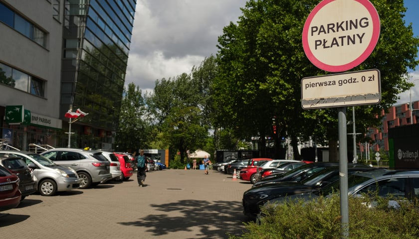 Sprawdziliśmy, jak wygląda sytuacja parkingowa na Gądowie miesiąc po wprowadzeniu płatnego parkowania przy Magnolii