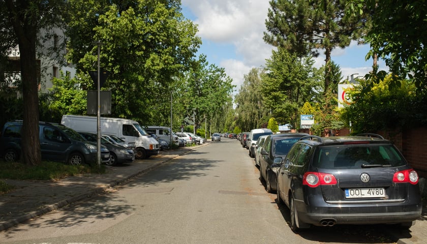 Sprawdziliśmy, jak wygląda sytuacja parkingowa na Gądowie miesiąc po wprowadzeniu płatnego parkowania przy Magnolii