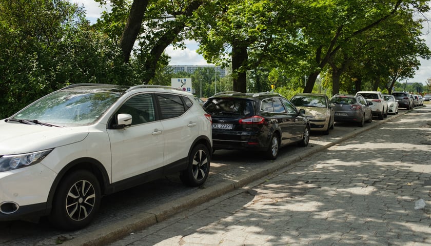 Sprawdziliśmy, jak wygląda sytuacja parkingowa na Gądowie miesiąc po wprowadzeniu płatnego parkowania przy Magnolii