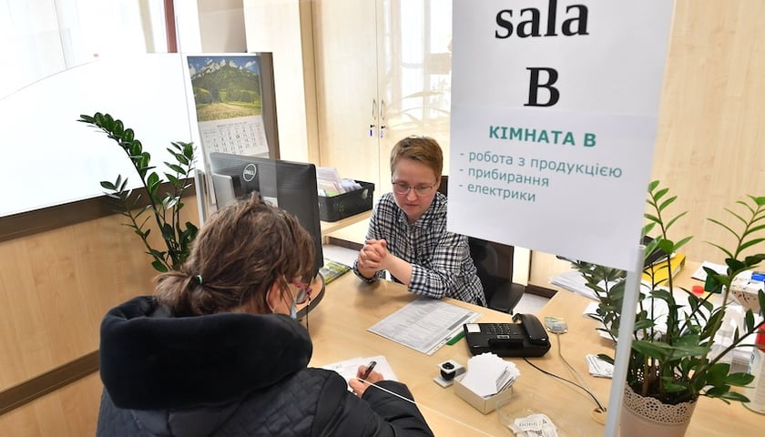 Specjalny punkt dla uchodźców w PUP we Wrocławiu pomaga im w szybkim znalezieniu pracy.