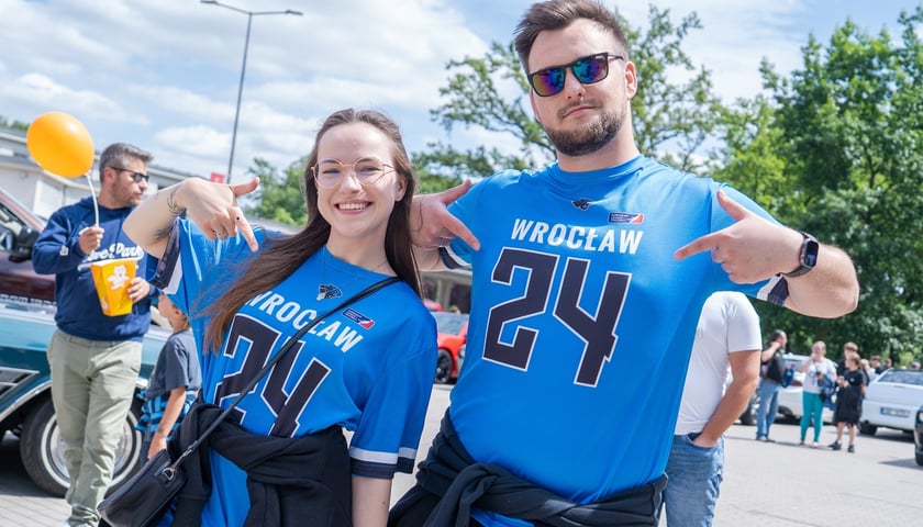 Rodzina pozuje do zdjęcia przed meczem Panthers Wrocław z Paris Lights podczas amerykańskiego święta na Stadionie Olimpijskim we Wrocławiu (4 lipca 2026 r.)