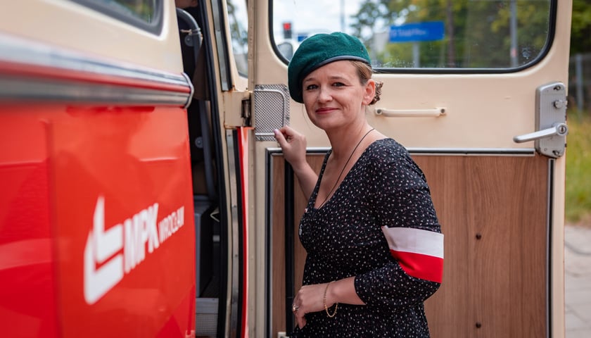 Aktorka Magdalena Swoboda wsiadająca do autobusu Ogórka