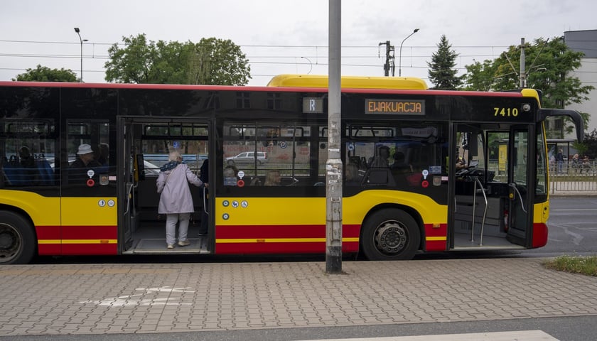 Wtorkowy poranek na Szczepinie. Ewakuacja mieszkańców związana ze znalezieniem niewybuchu na ulicy Trzemeskiej