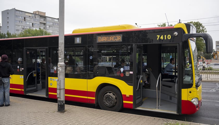 Wtorkowy poranek na Szczepinie. Ewakuacja mieszkańców związana ze znalezieniem niewybuchu na ulicy Trzemeskiej