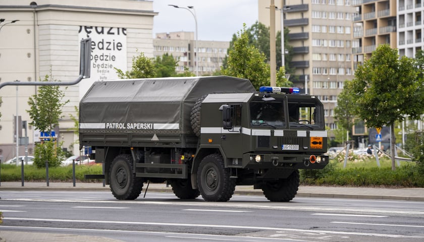 Po godz. 9:00 na teren budowy wjechał patrol saperski