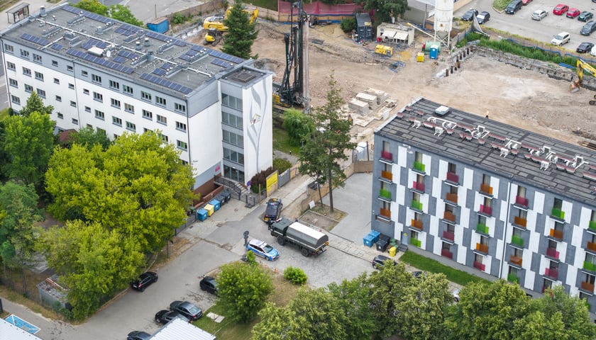 Po godz. 9:00 na teren budowy wjechał patrol saperski