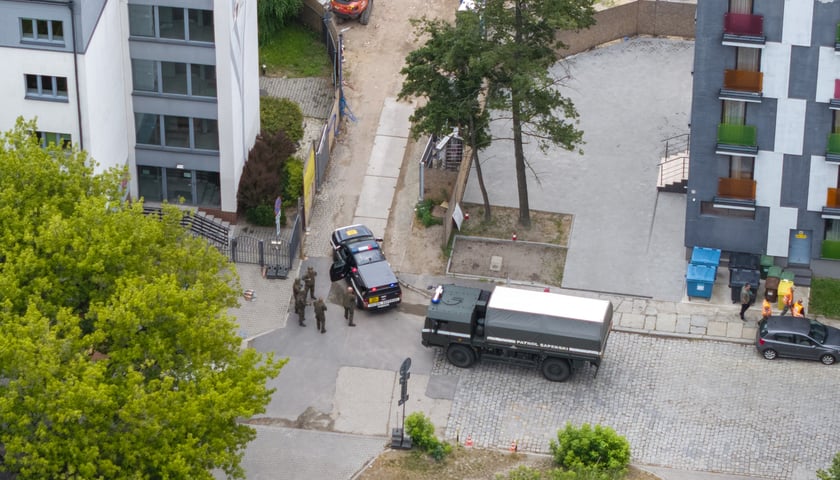 Po godz. 9:00 na teren budowy wjechał patrol saperski