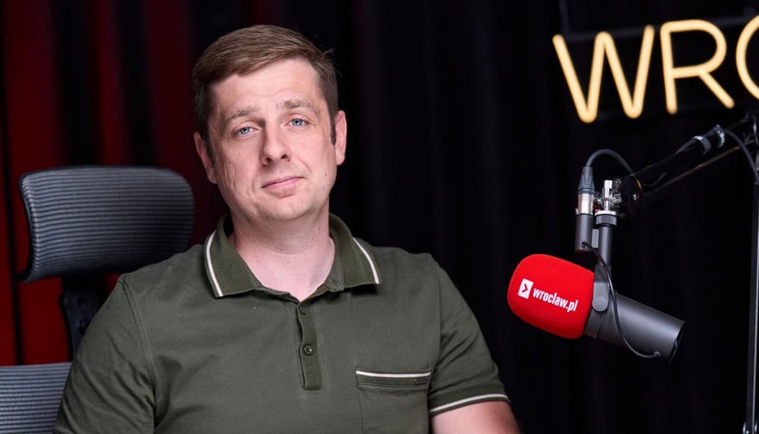 Radny miejski Andrzej Kilijanek w studiu telewizyjnym przed mikrofonem Wrocław.pl