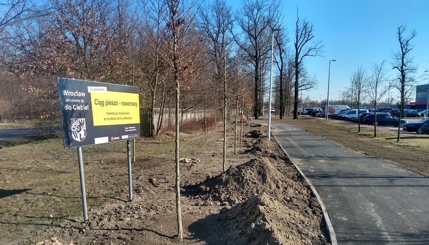 Na ciągu pieszo-rowerowym, obok fabryki 3M, trwają ostatnie prace wykończeniowe.