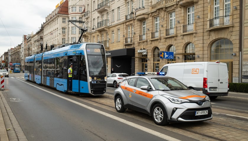 Samochód nadzoru ruchu MPK stojący na torowisku na ul. Piłsudskiego koło Dworca Głównego PKP - zdarzenie z 6 lipca 2026 r.