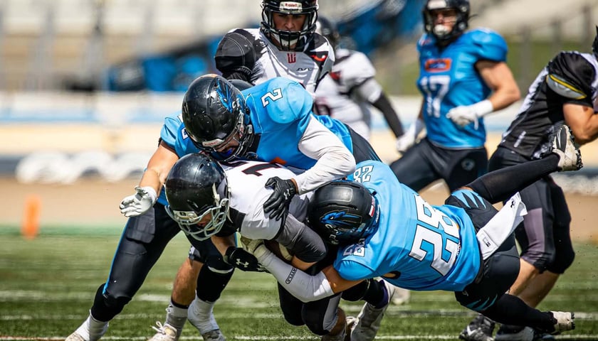 Grupa zawodników futbolu amerykańskiego podczas starcia na boisku - mecz Panthers Wrocław - Wataha Zielona Góra 5 lipca 2026 r.