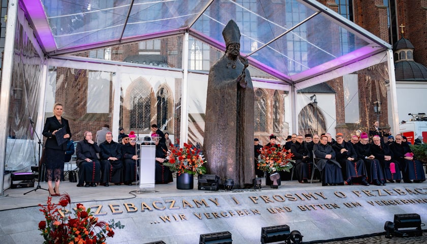 Obchody pod pomnikiem kardynała Kominka we Wrocławiu