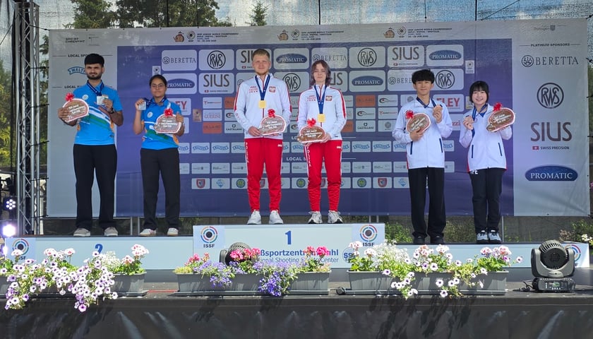 Małgorzata Dąbrowska i Ivan Rakitzki na najwyższym podium w czasie Mistrzostw Świata w strzelectwie sportowym w Suhl w Niemczech.