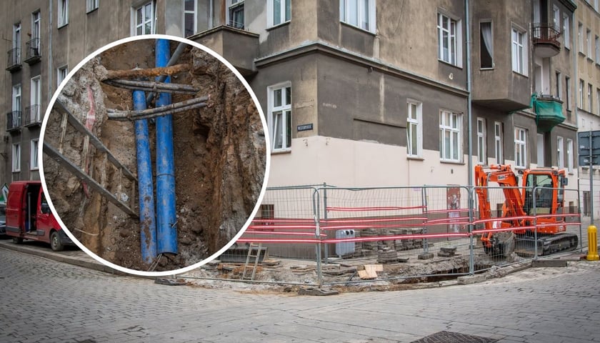 Zdjęcie przedstawiające wykop i koparkę na rogu Pl. Westerplatte, w prawej części, w okrągłym kadrze wykop z widocznymi nowymi fragmentami wodociągu - przebudowa sieci na Ołbinie.