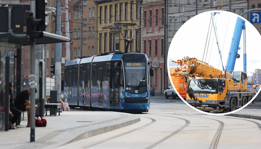 Zdjęcie ilustracyjne - tramwaj podjeżdżający na przystanek na ul. Kazimierza Wielkiego, w prawej części w okrągłym kadrze samochód z dźwigiem typu żuraw.